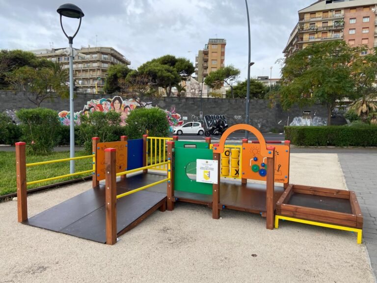 Catania, su piazza Sciascia installata un’area-giochi che rispetta i criteri dell’accessibilità inclusiva