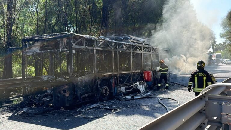 Catania, a fuoco una vettura della linea Amts 927 che viaggiava nella zona del bowling