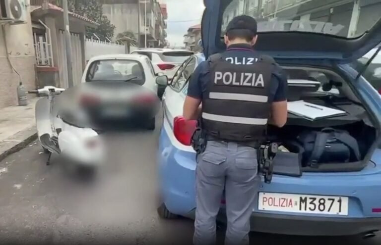 Catania, pedane per merci sullo scooter: sanzionato dalla Polizia