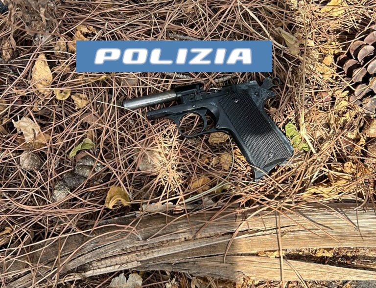 Catania, alla vista dei poliziotti abbandonano una pistola ma vengono tempestivamente arrestati