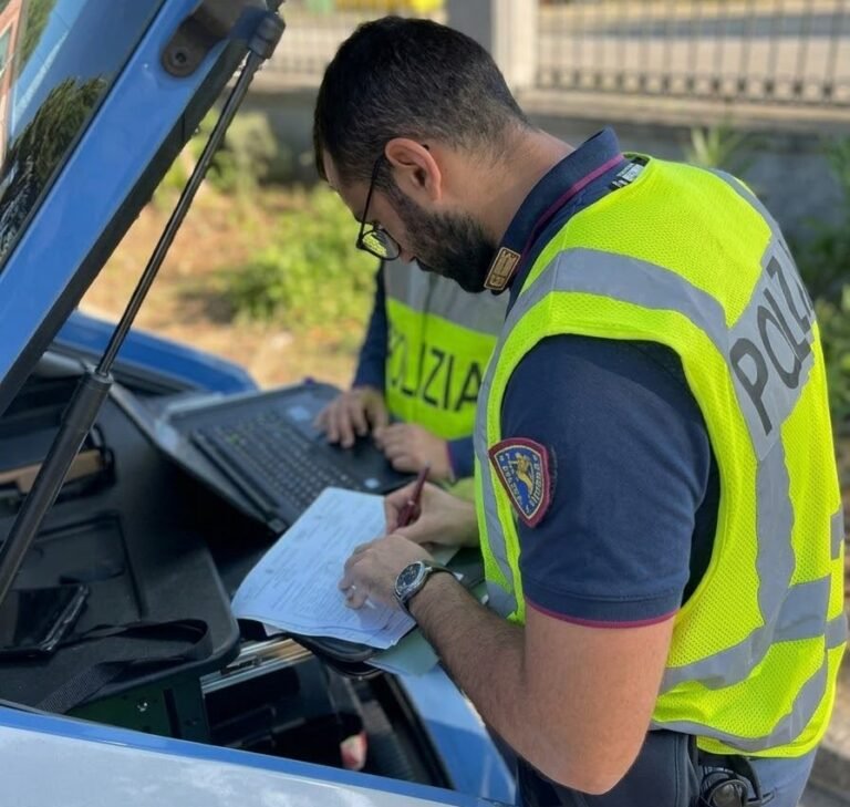 Catania, trasformano “minivan” in scuolabus abusivi: due persone sanzionate dalla Polizia