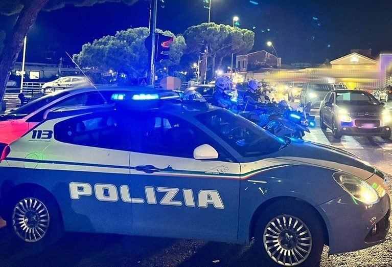 Catania, controlli straordinari della Polizia a Picanello: in tre vengono denunciati per furto di energia elettrica, droga e armi