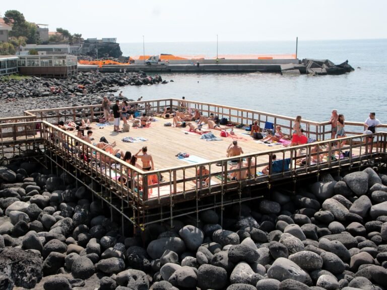 Catania, spiagge libere e solarium aperti anche a ottobre